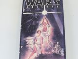 Le livre consacré à la trilogie « Star Wars » est posé sur une surface blanche