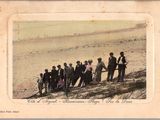 un groupe de personnes se tenant ensemble sur la plage