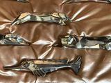 quatre couverts posés sur une nappe marron