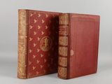 un vieux livre à la couverture rouge posé à côté d'un livre plus petit