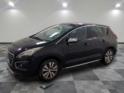 une voiture noire est garée dans une pièce au sol en damier