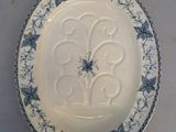 une assiette blanche ornée de fleurs bleues, posée sur une table