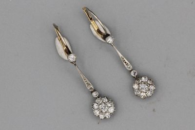 Paire de boucles d’oreilles dormeuses en or (14k) ornées de …
