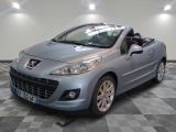 la voiture grise est garée dans le garage sur le sol en damier