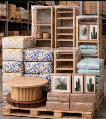 une palette en bois sur laquelle sont posés plusieurs coussins