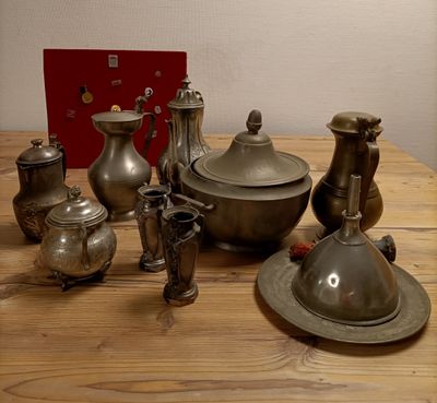 une table sur laquelle se trouvent de nombreux objets en argent