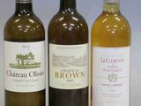 trois bouteilles de vin posées l'une à côté de l'autre sur une table
