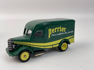 un petit camion vert avec une bande jaune sur le côté
