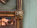 un gros plan d'un miroir orné d'une fleur