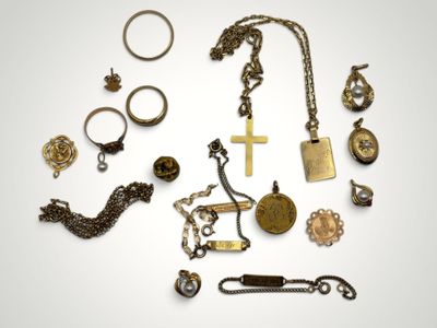 un assortiment de bijoux comprenant une croix, un collier, une bague, un bracelet et un collier