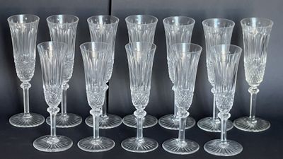 six verres à vin transparents sont alignés sur une surface noire