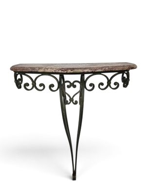 une table avec un plateau en marbre et des pieds en fer