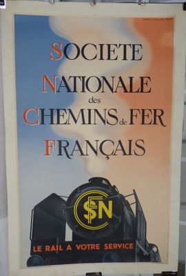 une affiche représentant un train sur la façade d'un immeuble