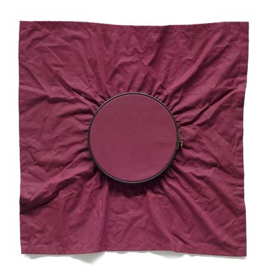 un tissu violet sur lequel se trouve un objet rond