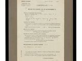 une photographie en noir et blanc d'un document dans un cadre noir