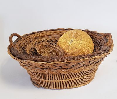 un panier contenant une pelote de laine et une autre pelote de laine à l'intérieur