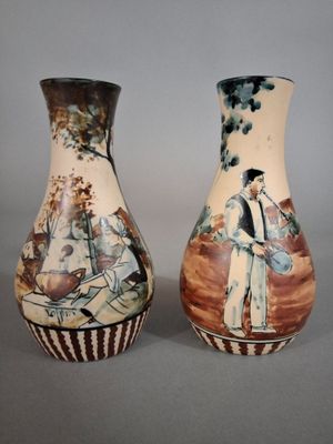 deux vases posés côte à côte sur une table