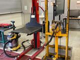 une machine qui se trouve dans une pièce où il y a une table
