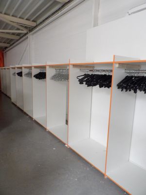 Lot de 54 penderies mélaminées et reliées en 6 blocs (à démo…