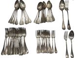 de nombreuses cuillères et fourchettes en argent sur fond blanc
