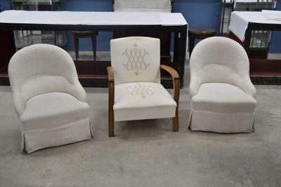 trois chaises assises l'une à côté de l'autre dans une pièce