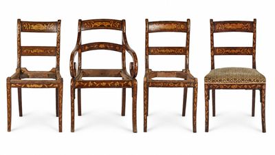trois chaises sont alignées sur un fond blanc, avec une chaise au milieu et une chaise au milieu