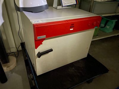 un four blanc et rouge posé sur une table