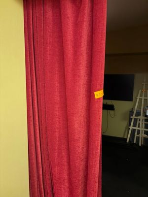 un rideau rouge dans un coin de la pièce