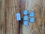 quatre cartes mémoire posées sur une table en bois