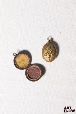 deux petites boucles dorées posées l'une à côté de l'autre sur une surface blanche