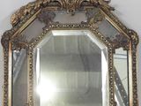 un miroir accroché au mur