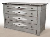 une commode dont le dessus est en marbre
