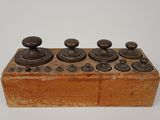 une vieille boîte en bois surmontée de quatre boutons