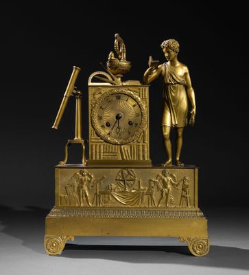 l'image d'une horloge en or posée sur une table