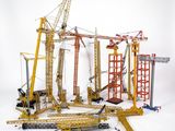 de nombreux engins de chantier posés sur une surface blanche