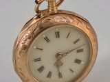 une montre de poche en or avec des chiffres romains sur le cadran