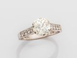 une bague sertie d'un seul diamant, avec des côtés sertis en rail