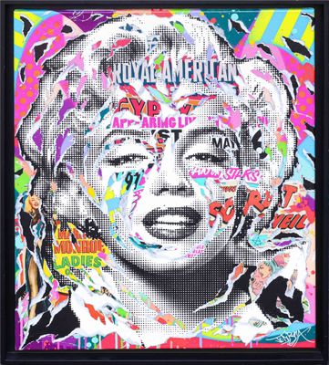 un tableau représentant Marilyn Monroe avec de la peinture colorée sur le visage