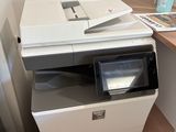 une imprimante posée sur un bureau à côté d'un ordinateur