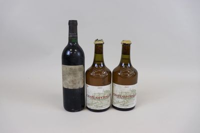 trois bouteilles de vin posées les unes à côté des autres sur une surface blanche