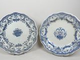 paire d'assiettes bleues et blanches à motifs floraux