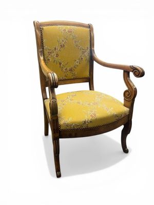 FAUTEUIL en bois mouluré et sculpté à dossier légère renvers…