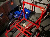 un vélo rouge avec un panier fixé à l'arrière