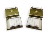 deux paquets de cigarettes posés l'un à côté de l'autre sur une surface blanche