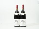 deux bouteilles de vin rouge posées l'une à côté de l'autre sur une surface blanche