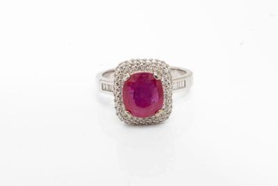 une bague en rubis et diamants