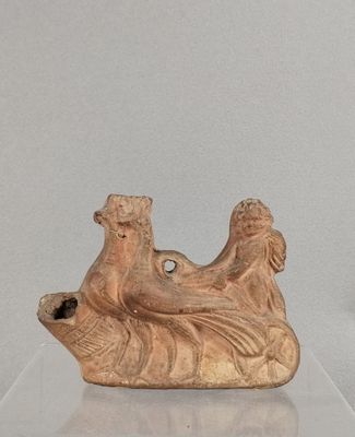 une figurine représentant un homme allongé sur le dos