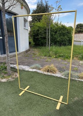 1 Grand portant à vêtements récent en laiton clair satiné Tu…