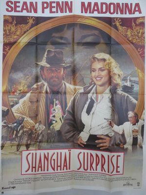 une affiche de cinéma pour « Shanghai Surprise », mettant en scène un homme et une femme