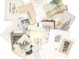 une image représentant une pile de vieux livres posée sur une surface blanche